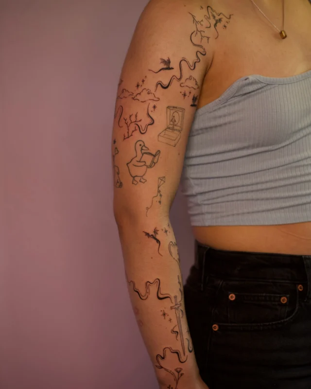 This fourth wing inspired swirly turned out better than I could have even hoped!! This lovely client flew out from Wisconsin just to get a tattoo from me 🥹 and we did a day session to fill her arm with dragons, clouds, lightning, and a sword inspired by the fourth wing series!! Thank you for the trust and the great vibes in the studio!!