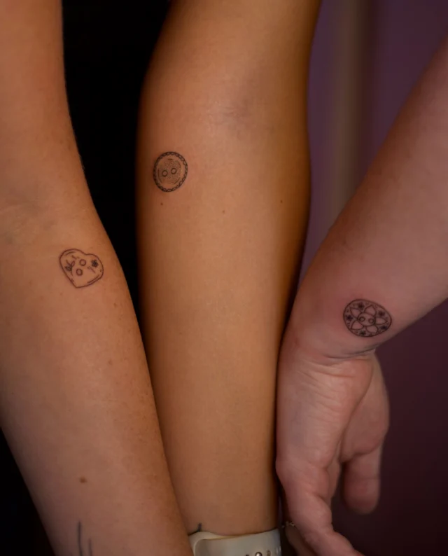 Lil friend tattoos that are buttons?? My literal dream. I always have the best time doing friend tattoos!!